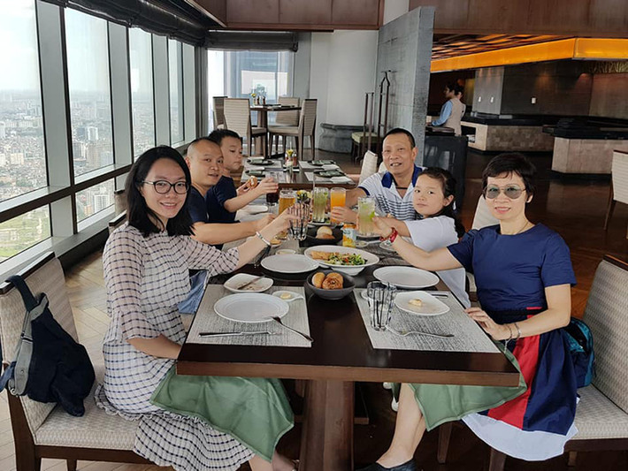MC Lại Văn Sâm rất hạn chế xuất hiện cùng bà xã trước công chúng, tuy nhiên, trong những năm gần đây, các chương trình của ông đều có sự góp mặt của vợ. Ảnh: FBNV