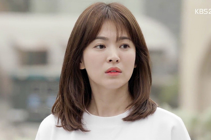 Song Hye Kyo khiến người xem “Hậu duệ mặt trời” phải trầm trồ trước gương mặt xinh đẹp của mình. Ảnh: KBS