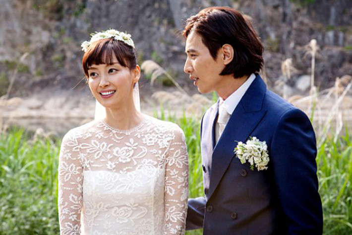 Tháng 5/2015, Lee Na Young và Won Bin đã bí mật làm đám cưới. Ngày 19/12/2015, bà xã tài tử xứ Hàn hạ sinh con trai đầu lòng tại một bệnh viện ở Gangnam. Cho đến nay, Won Bin vẫn kín tiếng trong đời tư. Ảnh: Kpop fighting