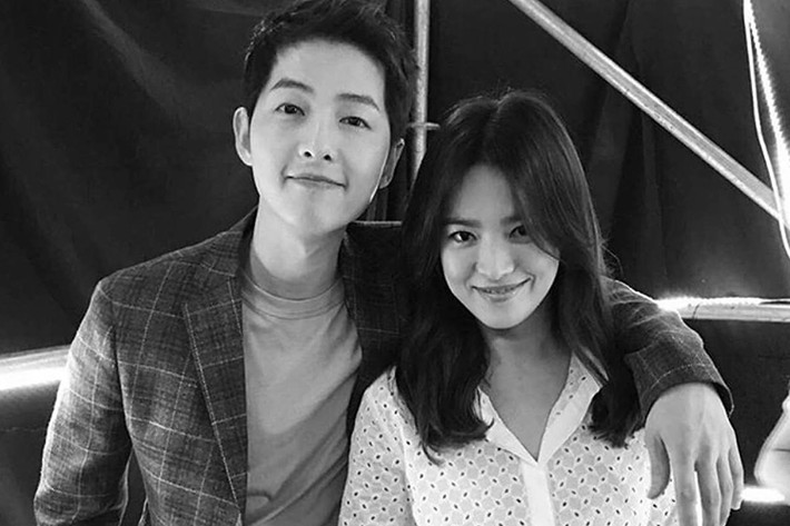 Sau 17 năm “Trái tim mùa thu” công chiếu, Song Hye Kyo, Song Seung Hun và Won Bin đều đang có hạnh phúc riêng. Với Song Hye Kyo, mới đây, cô bất ngờ công khai thông tin hẹn hò và kết hôn với nam diễn viên kém cô 4 tuổi tên Song Joong Ki. Đám cưới của cô sẽ diễn ra vào ngày 31/10 tới đây. Ảnh: Soompi
