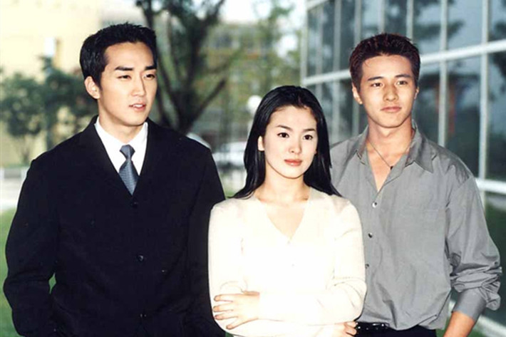 Song Hye Kyo, Song Seung Hun và Won Bin là bộ ba diễn viên chính của bộ phim “Trái tim mùa thu”. Lên sóng năm 2000, phim tạo nên cơn sốt trên toàn châu Á, đưa tên tuổi của dàn diễn viên vụt sáng. Ảnh: KBS