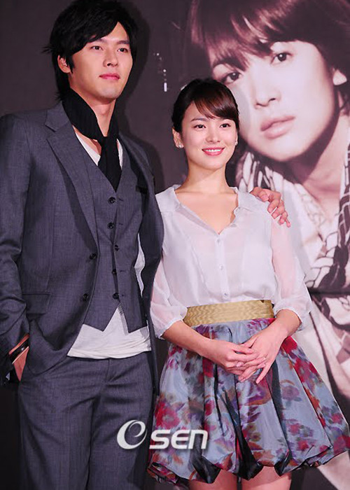 Năm 2008, Song Hye Kyo công khai hẹn hò với Hyun Bin - nam diễn viên kém cô 1 tuổi và đóng chung phim Worlds Within. Mối tình đẹp này sau 2 năm thì tan vỡ. Dù chia tay, Hyun Bin và Song Hye Kyo vẫn luôn dành lời tốt đẹp cho nhau. Ảnh: Osen