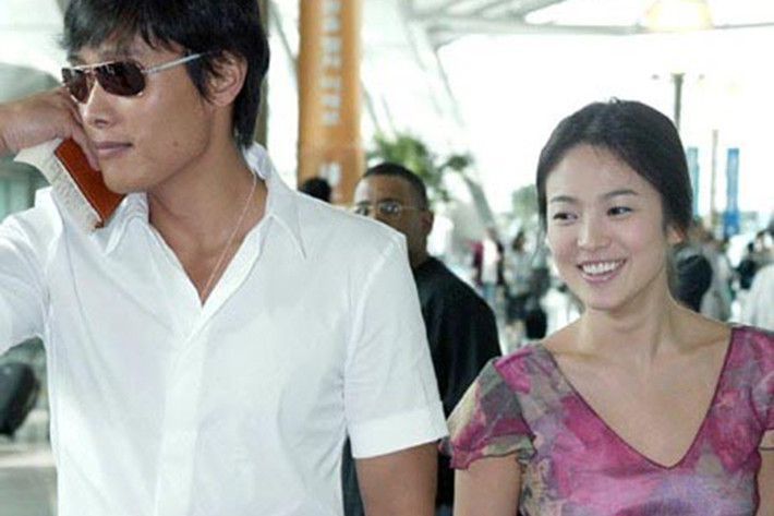 Song Hye Kyo và Lee Byung Hun gặp nhau trên phim trường All In và được xem là cặp đôi đẹp. Tuy nhiên, năm 2004, Song Hye Kyo và Lee Byung Hun đường ai nấy đi. Hậu chia tay, nữ diễn viên buồn bã một thời gian đến nỗi sụt cân. Ảnh: Dramafever