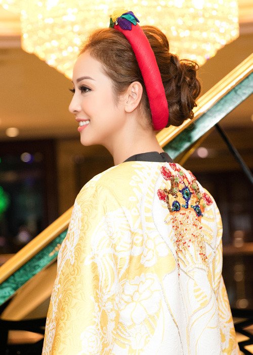 Hình ảnh Jennifer Phạm rạng rỡ thu hút sự chú ý của khách mời tham gia sự kiện.