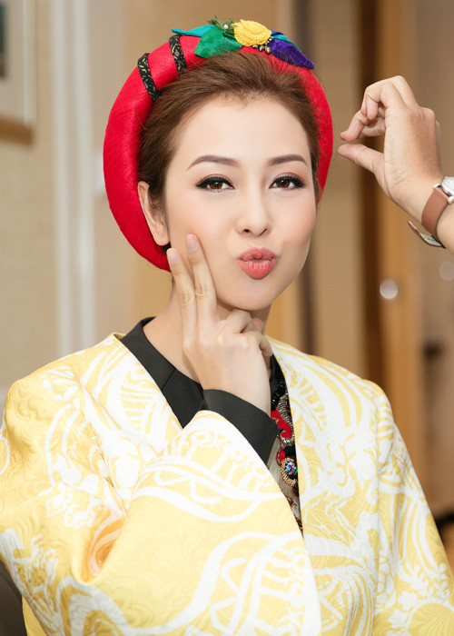Sau sự kiện ở Sài Gòn, Jennifer Phạm vội vã bắt chuyến bay trở về Hà Nội để sớm về với các con.