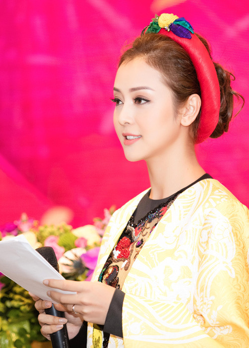 Bộ áo dài của Jennfier Phạm được làm thủ công rất tinh tế. Giá của bộ trang phục lên đến hơn 5000 USD (hơn 100 triệu đồng).