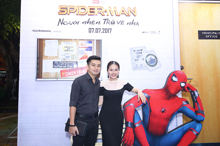 Vợ chồng diễn viên Vân Trang mặc ton sur ton, đến thưởng thức bộ phim. Đây là lần hiếm hoi cặp đôi xuất hiện trước công chúng sau đám cưới năm 2016.