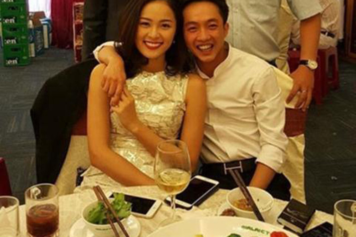 Cuối tháng 11/2015, Cường Đô la và Hạ Vi công khai đi dự một đám cưới ở Gia Lai. Sau đó, cả hai cùng đáp chuyến bay trở về Sài Gòn. Hạ Vi còn làm thư ký cho Cường Đô la vào tháng 1/2016. Ảnh: Báo đất việt