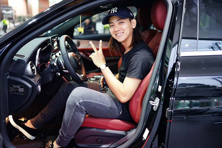 Điều khiến fans bất ngờ hơn cả là hình ảnh Hoài Lâm để tóc dài chấm vai trong buổi nhận xe. Ảnh: Facebook X.H
