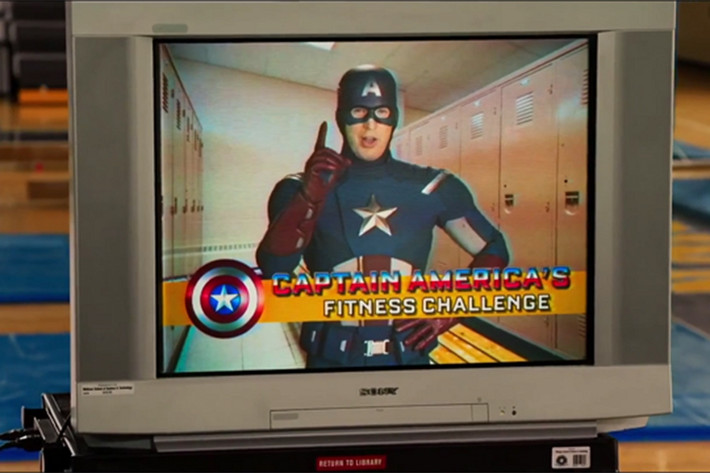 Thuận theo ý nguyện của Chris Evan, nhà làm phim đã cho Captain America xuất hiện một cách đáng yêu qua đoạn clip tuyên truyền về giáo dục trong lớp cấm túc của Peter Parker.