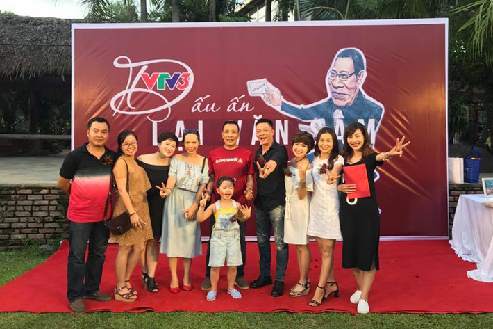 Đông đảo khán giải truyền hình yêu mến nhà báo Lại Văn Sâm bởi lối dẫn tự nhiên, dí dỏm. Ảnh: FBVN