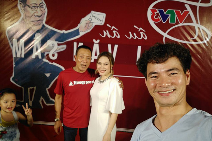  Nhà báo Lại Văn Sâm nghỉ hưu ở VTV từ ngày 1/7. Vào chiều qua (ngày 30/6), buổi tiệc chia tay MC "Ai là triệu phú" đã được tổ chức trong không khí vui vẻ, ấm cúng. Trong ảnh, nhà báo Lại Văn Sâm tươi rói chụp ảnh cùng Mỹ Tâm, Xuân Bắc. Ảnh: FBNV