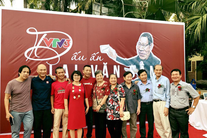 "Tôi có thể tự hào rằng ít ai yêu VTV được như tôi lắm, nghĩa là yêu khán giả của VTV. Tôi hiểu tình cảm khán giả dành cho tôi rất nhiều. Nhưng tôi vẫn muốn nói rằng khán giả yêu tôi một thì tôi yêu khán giả mười", ông nói.