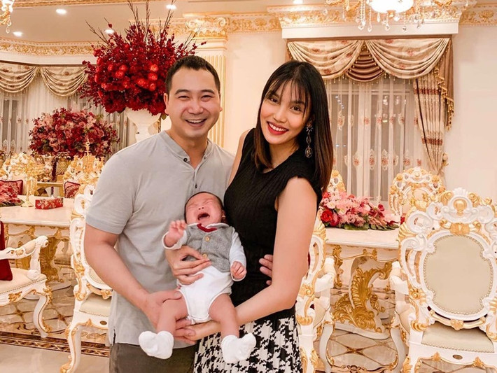 Lan Khuê sinh năm 1991, hoạt động trong showbiz hơn 10 năm qua. Người đẹp kết hôn với doanh nhân Tuấn John vào năm 2018. Hiện tại, vợ chồng Lan Khuê có một cậu con trai chung. Ảnh: FB Tuấn John.