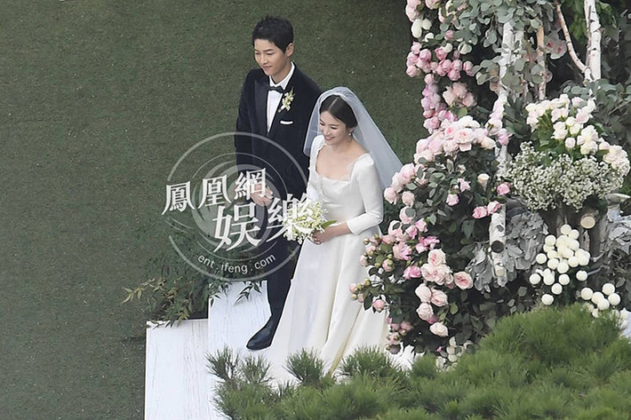Song Hye Kyo liên tục nở nụ cười hạnh phúc bên chú rể. Ảnh: Ifeng