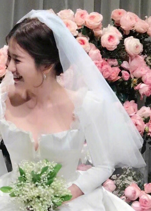 Cô dâu khoe nhan sắc đẹp tự nhiên trong chiếc váy cưới trắng lộng lẫy. Ảnh: Weibo