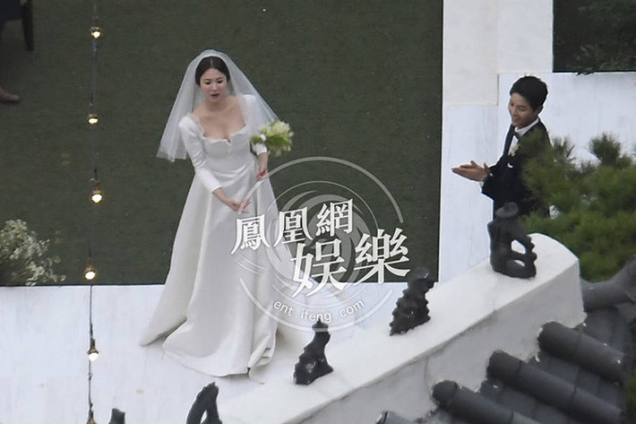 Nghi vấn Song Hye Kyo mang bầu vừa rộ lên khi những hình ảnh của cô trong đám cưới với Song Joong Ki được đăng tải. Ảnh: Ifeng