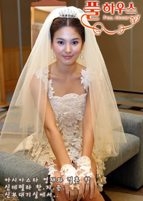 Trong bộ phim truyền hình “Ngôi nhà hạnh phúc” lên sóng năm 2004, Song Hye Kyo khéo chọn mẫu váy cưới phù hợp với chiều cao khiêm tốn của cô. Ảnh: Soompi
