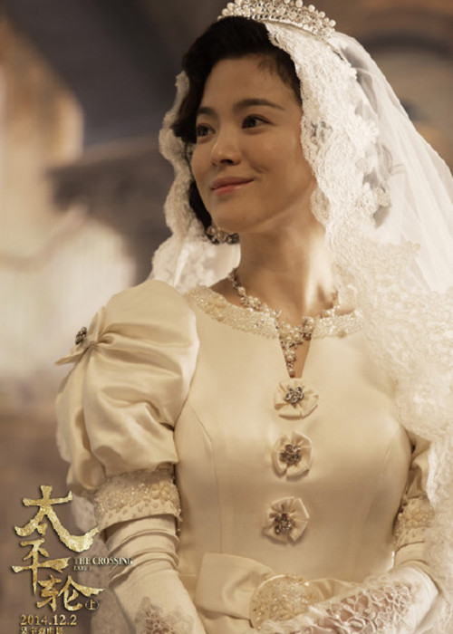 Trong “Thái bình luân”, bà xã Song Joong Ki diện mẫu váy cưới của năm 1949 nên ở cô toát lên vẻ đẹp cổ điển. Ảnh: Tân hoa xã