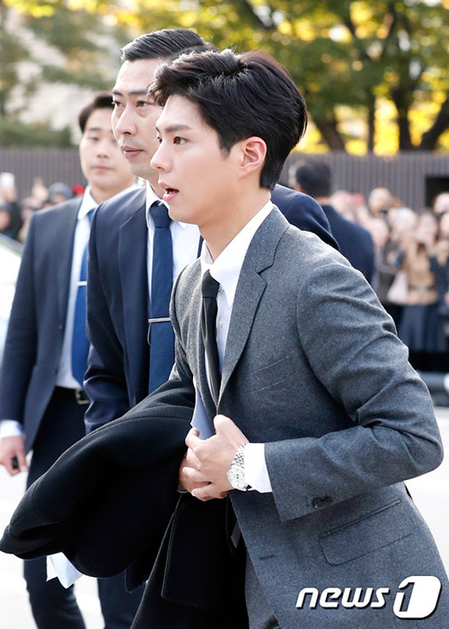 Park Bo Gum ăn diện lịch lãm. Trong đám cưới của cặp Song - Song, anh sẽ chơi đàn piano.