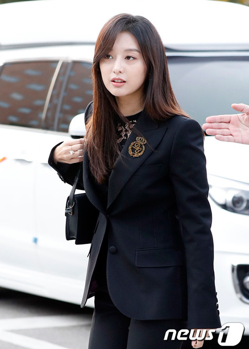 Kim Ji Won đến chúc mừng Song Joong Ki và Song Hye Kyo. Năm 2016, cả ba cùng hợp tác đóng phim "Hậu duệ mặt trời".