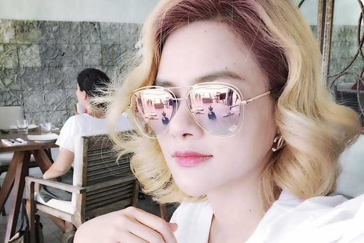 Vũ Thu Phương cắt tóc ngắn đồng thời nhuộm tóc màu sáng.