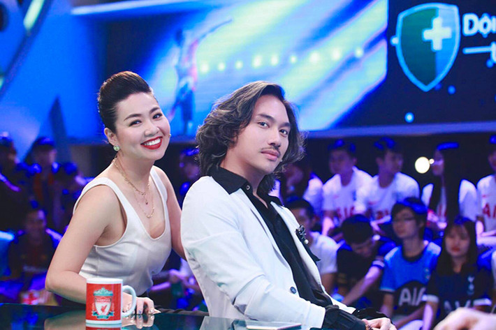 Lê Khánh tươi rói bên Lý Quí Khánh ở hậu trường một chương trình.