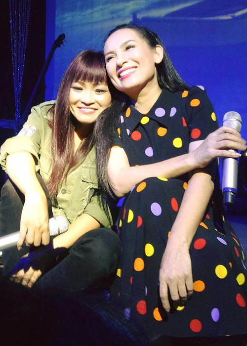 Phương Thanh vui vẻ bên Phi Nhung. “2 cô gái trẻ: 1 rock, 1 bolero hát tá lả vậy mà vui”, Phương Thanh viết.