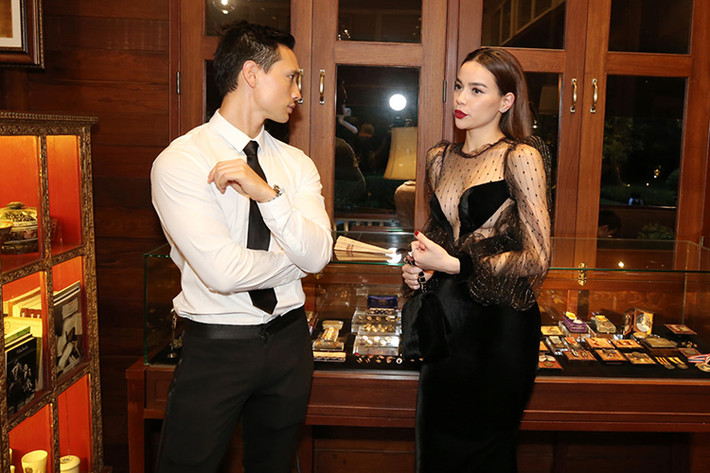 Tại sự kiện, Hồ Ngọc Hà còn xuất hiện bên Kim Lý. Được biết, nam diễn viên phim "Hương ga" đi cùng "nữ hoàng giải trí" trong chuyến đi Thái Lan này. Hiện tại, cả hai vướng tin đồn hẹn hò sau khi tung MV đóng chung. Ảnh: Zing