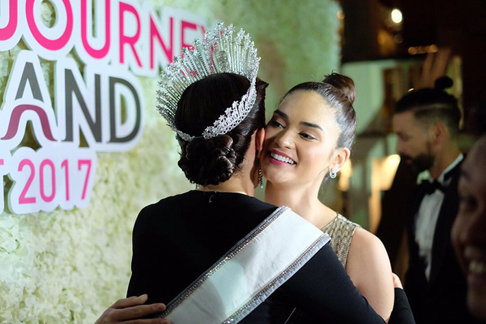 Hoa hậu Mareeya Poonlertlarp ôm chầm lấy Hoa hậu Pia Alonzo Wurtzbach tại sự kiện. Ảnh: Miss Universe Thailand
