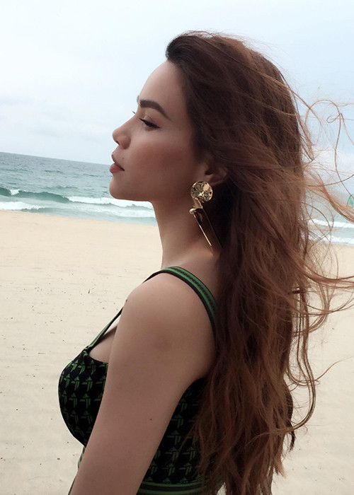 Dù đã qua sinh nở nhưng Hồ Ngọc Hà vẫn sở hữu vóc dáng thon gọn. Cô cũng khiến nhiều người ghen tỵ bởi nhan sắc ngày càng đẹp mặn mà.