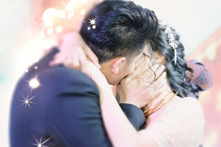 Lê Phương tiết lộ đêm tân hôn với chồng trẻ. “Hãy mang cho em một tình yêu thật chân thành, thủy chung. Em chỉ cần như thế! Mỗi đêm, vai anh là chiếc gối ấm êm. Dìu em vào bình yên, cho giấc ngủ em say!”, nữ diễn viên chia sẻ.