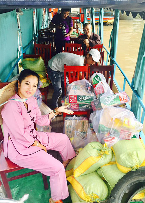 Diễn viên hài Thúy Nga đi phát quà từ thiện tại chợ nổi Cái Răng, Cần Thơ là một trong những tin tức sao Việt trong ngày 9/8.
