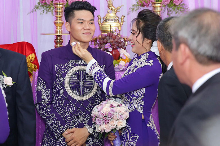 Lê Phương ân cần chăm sóc chồng trẻ trong ngày trọng đại. Trước khi lên xe hoa với Trung Kiên, cô từng trải qua một lần hôn nhân đổ vỡ. Ảnh: Zing