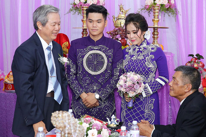 Trong đám cưới Lê Phương - Trung Kiên, cô dâu chú rể diện áo dài truyền thống tông màu tím mà cả hai đều yêu thích. Ảnh: Zing