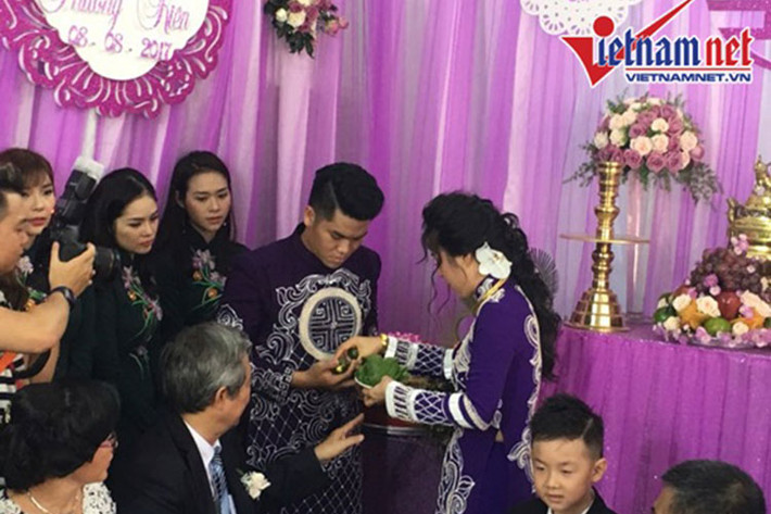 Cô dâu chú rể thực hiện các nghi lễ truyền thống. Cặp uyên ương nhận được sự ủng hộ, chúc phúc của cả hai bên gia đình. Ảnh: Vietnamnet