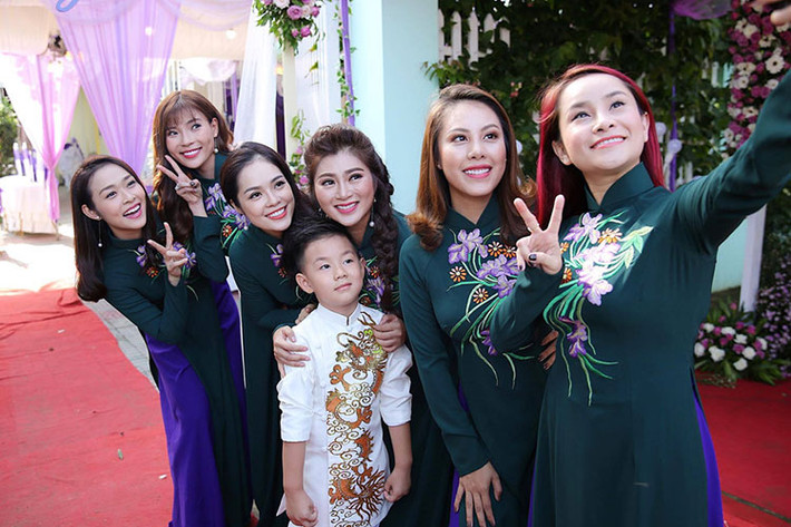 Bé Cà Pháo - con trai của Lê Phương và chồng cũ Quách Ngọc Ngoan vui vẻ trong lễ cưới của mẹ. Ảnh: Zing