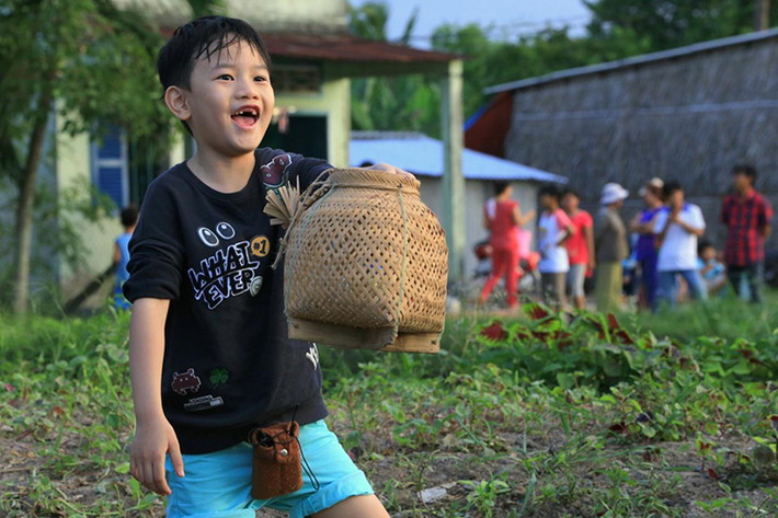 Thừa hưởng không ít gen nghệ thuật của bố, Hồng Long tỏ ra là một cậu bé thông minh và vô cùng lém lỉnh.