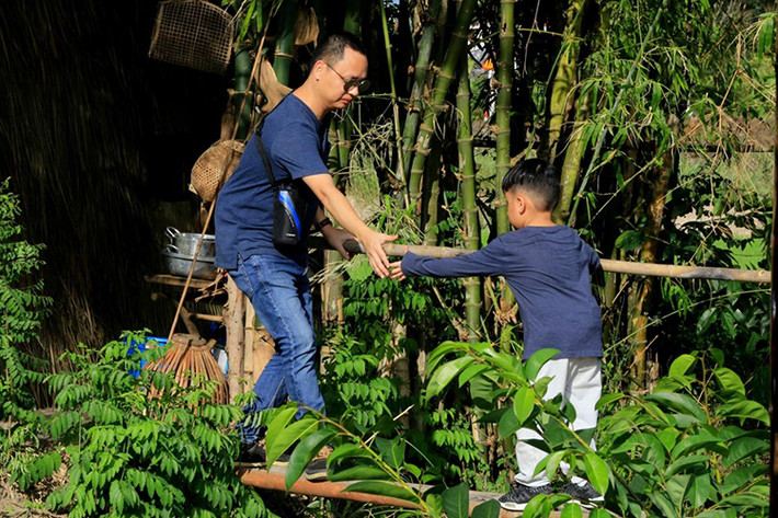 Con trai Nguyễn Hải Phong tên thường gọi Xì Trum. Cậu nhóc ít nói nhưng kiên trì, luôn quyết tâm làm đến cùng công việc đã bắt đầu.