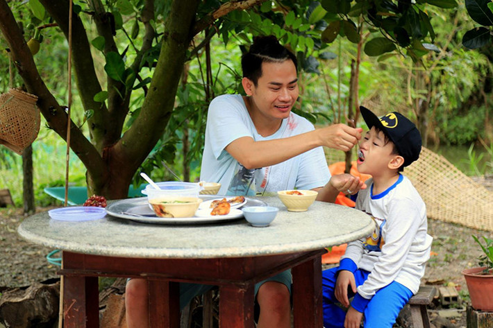 Hồng Phúc cũng tham gia mùa 4 "Bố ơi! Mình đi đâu thế?". Anh là gương mặt MC VTV quen thuộc của khán giả truyền hình cả nước gần 10 năm qua.