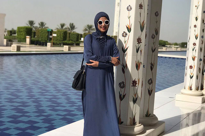 Hoa hậu Ngọc Hân mặc trang phục truyền thống của người phụ nữ Hồi giáo khi đến Dubai du lịch.