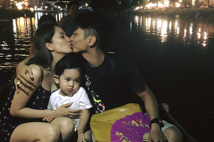 Hot Face sao Việt 24h: Khánh Thi - Phan Hiển đang đi du lịch cùng con trai. Mới đây, trên trang cá nhân, Khánh Thi khoe ảnh khóa môi chồng trẻ trên thuyền.
