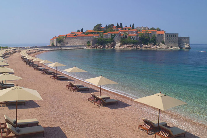 Cách tuyệt nhất để đến khu nghỉ dưỡng hạng sang trên hòn đảo nhỏ Sveti Stefan là bằng trực thăng từ Dubrovnik, Croatia, một hành trình 40 phút dọc bờ biển Adriatic với cảnh đẹp ngoạn mục.
