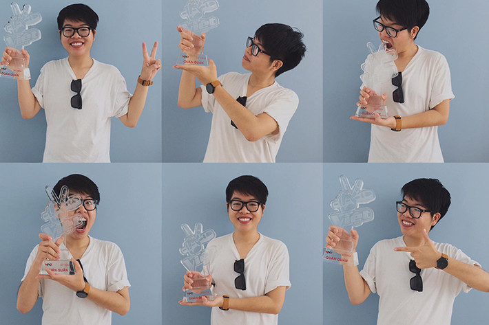Hình ảnh Đức Phúc phấn phích khi cầm trên tay chiếc cúp quán quân The Voice 2015.