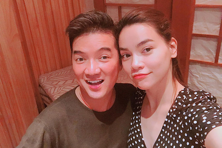 Khoe ảnh thân thiết với Mr Đàm, Hồ Ngọc Hà viết: “Buổi tối vui vẻ của chúng mình, mình có mấy hội bạn. Chẳng cần nói nhiều cũng hiểu nhau. Dù ngoài kia có giằng xé đủ thứ chuyện để chia rẽ thì rất tiếc chúng tớ đã lớn để hiểu ai là bạn ai là bè. Không ghét ai, không thù ai, cũng chẳng bận tâm đến những ai cứ thích gây chuyện vì thời gian đâu có để làm những chuyện đó nữa”.