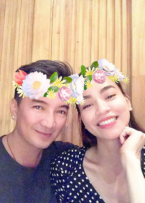 2 ngôi sao của showbiz Việt vui vẻ chụp ảnh selfie trong buổi ăn tối thân mật.