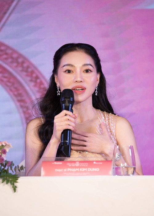 Chiều ngày 16/12, trong họp báo công bố vật phẩm đăng quang của Hoa hậu Việt Nam 2022, bà Phạm Kim Dung làm rõ về tin đồn không ưu ái cho Top 3 Hoa hậu Việt Nam 2020. “Đó là do cách của các bạn suy nghĩ. Top 3 Hoa hậu Việt Nam 2020 được đầu tư rất nhiều. Top 3 đều là những cô gái rất xinh đẹp, lễ phép và có mong muốn phát triển nên không có lý do gì mà tôi không đầu tư cho các bạn cả”, bà Dung nói.
