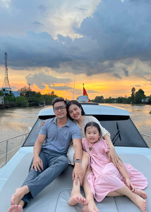 Con gái đầu lòng của cặp đôi đã được 6 tuổi.