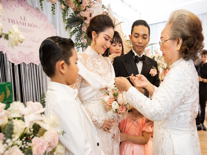Trong buổi lễ, bà ngoại của Phan Hiển phát biểu: "Hôm nay ngày vui của hai cháu. Hai cháu đã yêu nhau từ rất lâu nhưng đến giờ mới làm được lễ này cho hai cháu để cho Khánh Thi một danh phận". Ảnh: VTV