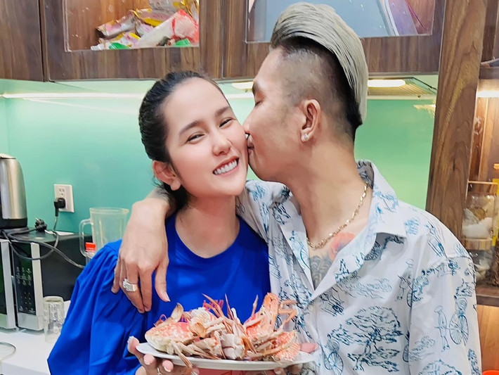Sau khi chia tay Lương Bích Hữu, nam ca sĩ gắn bó với Huỳnh Như. Bà xã của Khánh Đơn sinh năm 1995, kém nam ca sĩ 8 tuổi, là hot girl nóng bỏng. Ảnh: FBNV